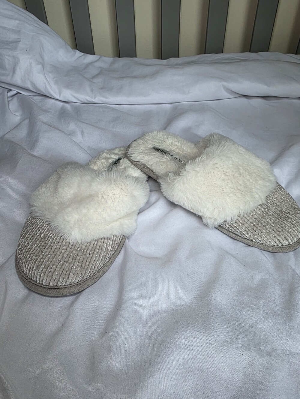 Laura Ashley Faux Fur Silver Knit Slide On Hard Bottom Slippers Size 5/6